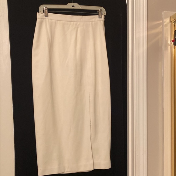 Solini Woman’s Suit, white, size 4 , 2 piece, 2 rhinestone buttons, beaded trim - Picture 7 of 7